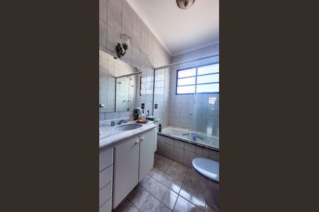 Casa de condomínio à venda com 300m², 3 quartos e 8 vagasBanheiro da Suíte