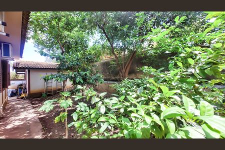 Casa de condomínio à venda com 300m², 3 quartos e 8 vagasQuintal