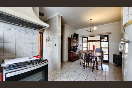 Casa de condomínio à venda com 300m², 3 quartos e 8 vagasCozinha