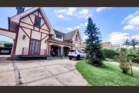 Casa de condomínio à venda com 300m², 3 quartos e 8 vagasFachada