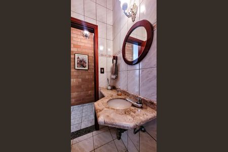 Casa de condomínio à venda com 300m², 3 quartos e 8 vagasLavabo