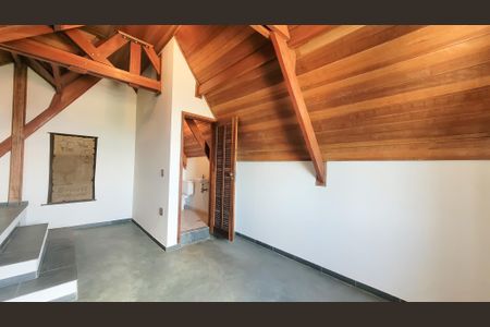 Casa de condomínio à venda com 300m², 3 quartos e 8 vagasSótão