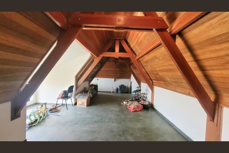 Casa de condomínio à venda com 300m², 3 quartos e 8 vagasSótão