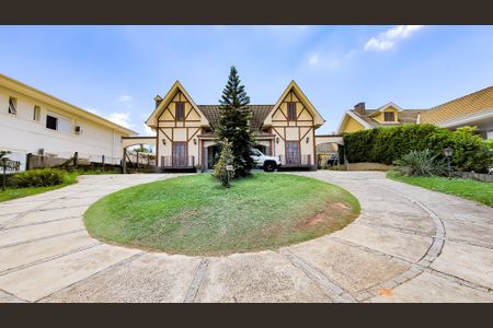 Casa de condomínio à venda com 300m², 3 quartos e 8 vagasFachada