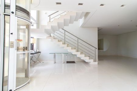 Casa de condomínio à venda com 536m², 5 quartos e 6 vagasSala