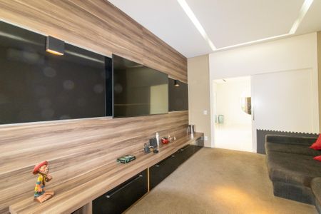 Casa de condomínio à venda com 536m², 5 quartos e 6 vagasSala de TV