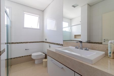 Casa de condomínio à venda com 536m², 5 quartos e 6 vagasBanheiro da Suíte 2