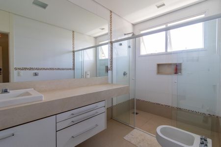 Casa de condomínio à venda com 536m², 5 quartos e 6 vagasBanheiro da Suíte 4