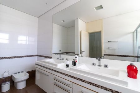 Casa de condomínio à venda com 536m², 5 quartos e 6 vagasBanheiro da Suíte 1