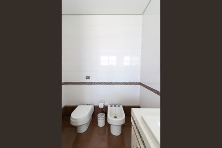 Casa de condomínio à venda com 536m², 5 quartos e 6 vagasBanheiro da Suíte 1