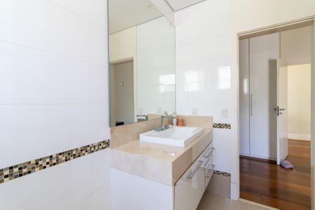 Casa de condomínio à venda com 536m², 5 quartos e 6 vagasBanheiro da Suíte 2