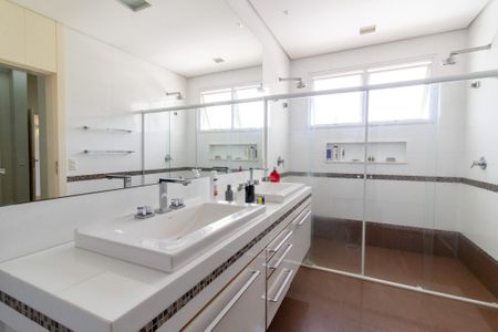 Casa de condomínio à venda com 536m², 5 quartos e 6 vagasBanheiro da Suíte 1