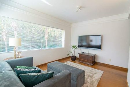 Casa de condomínio à venda com 574m², 6 quartos e 4 vagas