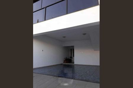 Casa à venda com 231m², 3 quartos e 3 vagas