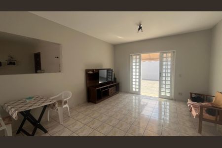 Casa à venda com 168m², 2 quartos e 2 vagasSala 2