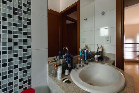 Casa de condomínio à venda com 262m², 4 quartos e 4 vagasBanheiro Social