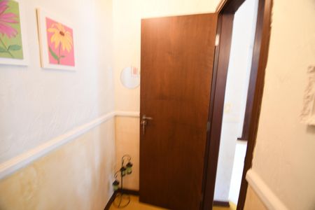 Casa de condomínio à venda com 470m², 4 quartos e 2 vagasLavabo