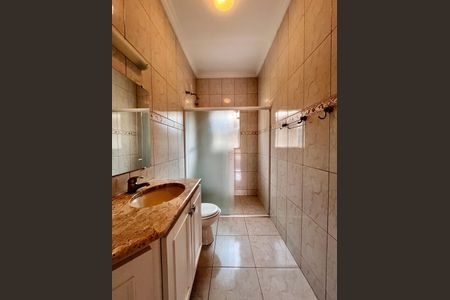 Casa de condomínio à venda com 356m², 4 quartos e 6 vagas Casa de condomínio à venda com 356m², 4 quartos e 6 vagasBanheiro da Suíte 1