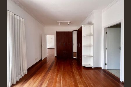 Casa de condomínio à venda com 356m², 4 quartos e 6 vagas Casa de condomínio à venda com 356m², 4 quartos e 6 vagasSuíte 2