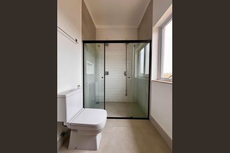 Casa de condomínio à venda com 356m², 4 quartos e 6 vagas Casa de condomínio à venda com 356m², 4 quartos e 6 vagasBanheiro da Suíte 3