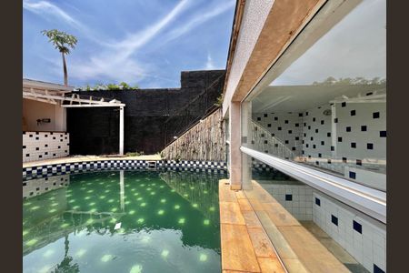 Casa de condomínio à venda com 356m², 4 quartos e 6 vagas Casa de condomínio à venda com 356m², 4 quartos e 6 vagasPiscina