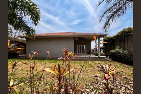 Casa de condomínio à venda com 356m², 4 quartos e 6 vagas Casa de condomínio à venda com 356m², 4 quartos e 6 vagasÁrea externa