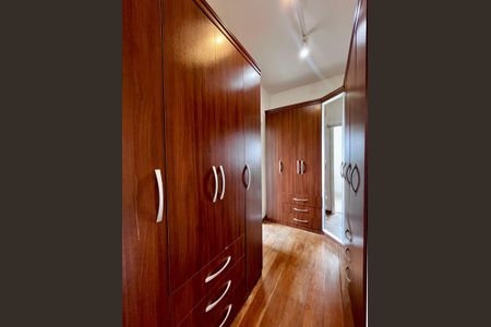 Casa de condomínio à venda com 356m², 4 quartos e 6 vagas Casa de condomínio à venda com 356m², 4 quartos e 6 vagasCloset da suíte 3