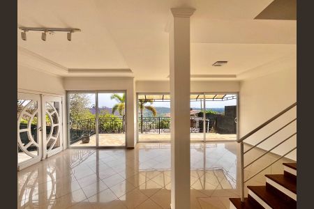 Casa de condomínio à venda com 356m², 4 quartos e 6 vagas Casa de condomínio à venda com 356m², 4 quartos e 6 vagasSala