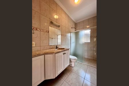 Casa de condomínio à venda com 356m², 4 quartos e 6 vagas Casa de condomínio à venda com 356m², 4 quartos e 6 vagasBanheiro da Suíte 1