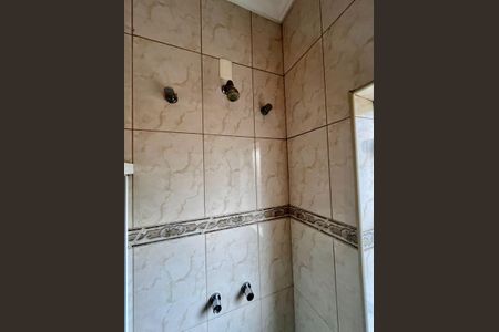 Casa de condomínio à venda com 356m², 4 quartos e 6 vagas Casa de condomínio à venda com 356m², 4 quartos e 6 vagasBanheiro da Suíte 2