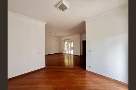 Casa de condomínio à venda com 356m², 4 quartos e 6 vagas Casa de condomínio à venda com 356m², 4 quartos e 6 vagasSala