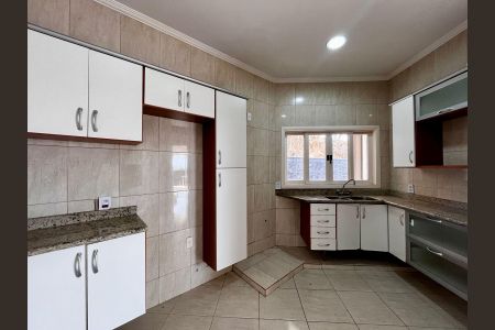 Casa de condomínio à venda com 356m², 4 quartos e 6 vagas Casa de condomínio à venda com 356m², 4 quartos e 6 vagasCozinha