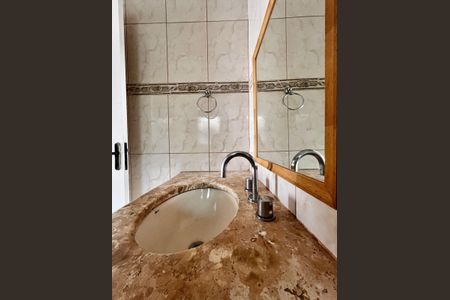 Casa de condomínio à venda com 356m², 4 quartos e 6 vagas Casa de condomínio à venda com 356m², 4 quartos e 6 vagasBanheiro da Suíte 2