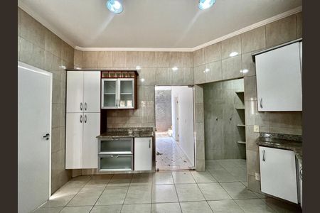 Casa de condomínio à venda com 356m², 4 quartos e 6 vagas Casa de condomínio à venda com 356m², 4 quartos e 6 vagasCozinha