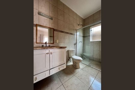 Casa de condomínio à venda com 356m², 4 quartos e 6 vagas Casa de condomínio à venda com 356m², 4 quartos e 6 vagasBanheiro da Suíte 2