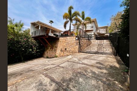 Casa de condomínio à venda com 356m², 4 quartos e 6 vagas Casa de condomínio à venda com 356m², 4 quartos e 6 vagasFachada da Casa