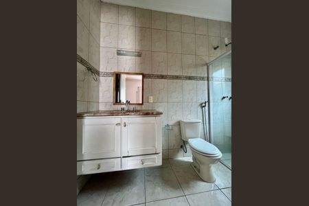 Casa de condomínio à venda com 356m², 4 quartos e 6 vagas Casa de condomínio à venda com 356m², 4 quartos e 6 vagasBanheiro da Suíte 2