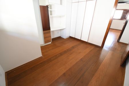 Casa de condomínio à venda com 650m², 5 quartos e 4 vagasSuíte