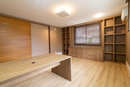 Casa de condomínio à venda com 434m², 4 quartos e 4 vagasEscritório