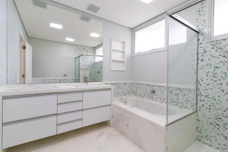 Casa de condomínio à venda com 434m², 4 quartos e 4 vagasBanheiro da Suíte 1