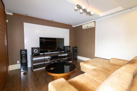 Casa de condomínio à venda com 434m², 4 quartos e 4 vagasSala de TV