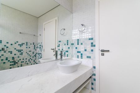 Casa de condomínio à venda com 434m², 4 quartos e 4 vagasBanheiro da Suíte 4