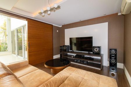 Casa de condomínio à venda com 434m², 4 quartos e 4 vagasSala de TV