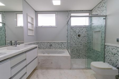 Casa de condomínio à venda com 434m², 4 quartos e 4 vagasBanheiro da Suíte 1