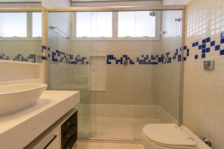 Casa de condomínio à venda com 434m², 4 quartos e 4 vagasBanheiro da Suíte 2