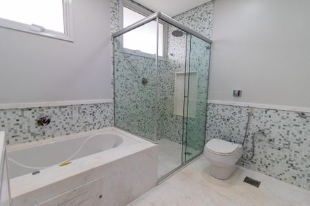 Casa de condomínio à venda com 434m², 4 quartos e 4 vagasBanheiro da Suíte 1