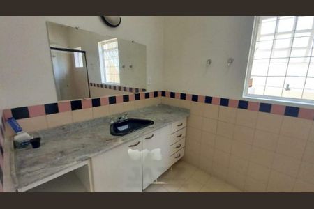 Casa à venda com 282m², 3 quartos e 4 vagas