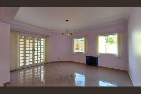 Casa à venda com 282m², 3 quartos e 4 vagas