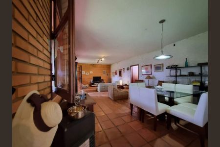 Casa de condomínio à venda com 400m², 3 quartos e 2 vagas