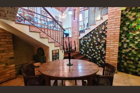 Casa de condomínio à venda com 528m², 5 quartos e 6 vagasAdega